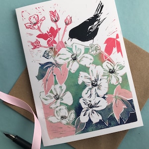 Cartão de felicitações e envelope com impressão em linogravura de pássaros e flores, cartões de artistas de laura Sowerby, cartão em branco colorido em linogravura botânica