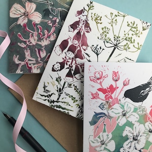 Três cartões de felicitações com impressão de pássaros e flores em linogravura, cartões de artistas de laura Sowerby, floral colorido impresso em quadro fosco de alta qualidade