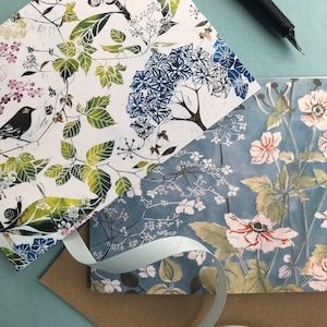 Dois cartões de felicitações com impressão de pássaros e flores em linogravura, cartões de artistas de Laura Sowerby, florais coloridos impressos em quadro fosco de alta qualidade