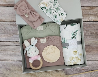 Personalisierte Geschenkbox zur Geburt, Baby, Geschenkset, Geburt, Geschenk, Mädchen, Body, Babyrassel, Spucktuch, Mulltuch, Aufbewahrung