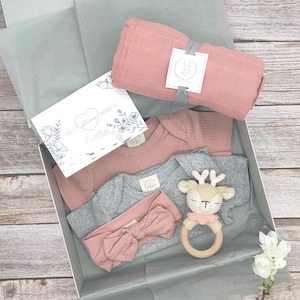 Personalisierte Geschenkbox zur Geburt, Baby, Geschenkset, Geburt, Geschenk, Mädchen, Body, Babyrassel, Spucktuch, Mulltuch, Aufbewahrung