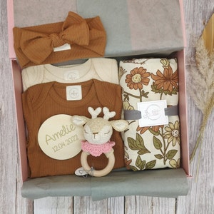 Personalisierte Geschenkbox zur Geburt, Baby, Geschenkset, Geburt, Geschenk, Mädchen, Body, Babyrassel, Spucktuch, Mulltuch, Aufbewahrung