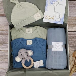 Personalisierte Geschenkbox zur Geburt, Baby, Geschenkset, Geburt, Geschenk, Junge, Body, Babyrassel, Spucktuch, Mulltuch, Aufbewahrung