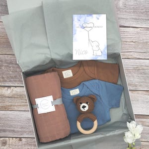 Personalisierte Geschenkbox zur Geburt, Baby, Geschenkset, Geburt, Geschenk, Junge, Body, Babyrassel, Spucktuch, Mulltuch, Aufbewahrung