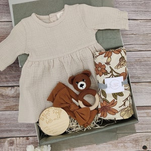 Personalisierte Geschenkbox zur Geburt, Baby, Geschenkset, Geburt,Geschenk,Mädchen, Kleid,Musslin,Babyrassel,Spucktuch,Mulltuch,Aufbewahrung