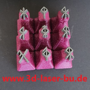 Könnte beinhalten: Neun kleine, rosafarbene, glitzernde, pyramidenförmige Keycaps mit silbernen Runen auf der Oberseite. Die Runen sind auf jeder Keycap unterschiedlich. Die Keycaps sind in einem 3x3-Raster angeordnet.