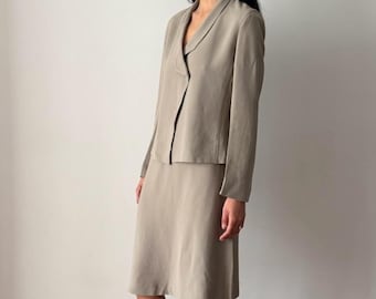 Conjunto de traje vintage Emporio Armani Otoño/Invierno 1999: chaqueta asimétrica color topo minimalista y falda de seda.