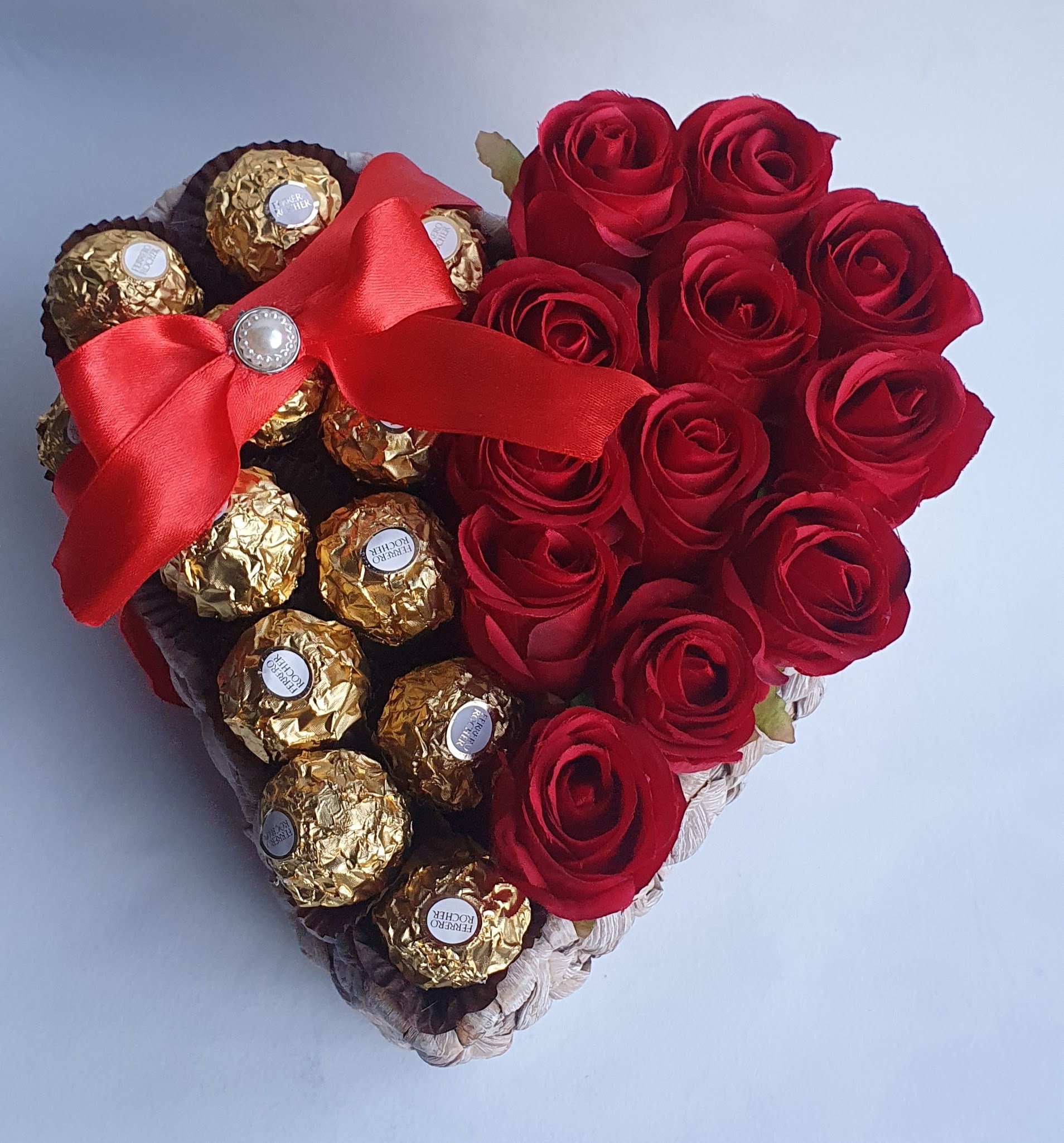 Ferrero Rocher a forma di cuore e cesto di rose, regalo di San