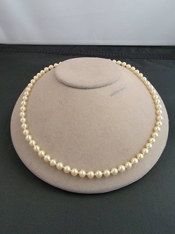 Vintage single strand pearl necklace