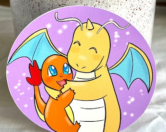 Könnte beinhalten: Ein gelber und orangefarbener Cartoon-Drache mit blauen Flügeln umarmt einen kleineren orangefarbenen Cartoon-Drachen mit einem roten Schwanz. Die Drachen befinden sich auf einem lila Hintergrund mit weißen Glitzerpunkten.