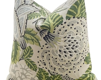 Può includere: Un cuscino decorativo con un motivo floreale in tonalità di verde, grigio e bianco. Il cuscino presenta un grande disegno floreale stilizzato con dettagli intricati.