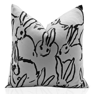 Poduszka z czarnym królikiem, Lee Jofa Groundworks, Poduszka do klatki dla zwierząt, Dekoracyjne poduszki designerskie