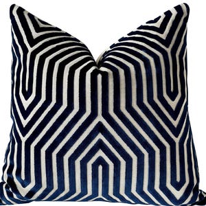 Poszewka na poduszkę Schumacher Vanderbilt Velvet w kolorze Bleu Blue, poduszka z aksamitu Chevron, poduszki dekoracyjne