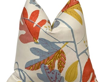 Blommiga kuddar, Thibaut Leaf örngott i korall och gult, färgglad sängklädsel, designer ländryggskudde, accentkudde