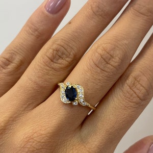 Vintage Sapphire Ring, 0.7ct Oval Natural Sapphire, 18k Yellow Gold, Vintage jewelry, sapphire jewelry, bypass ring,sapphire engagement ring
