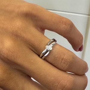 Split Shank Diamond ring, Unique Solitaire Engagement Ring, 0.12CT Diamond ring, 18K White gold, Estate Jewelry,Estate Ring, Vintage Jewelry