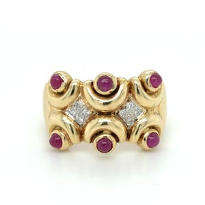Peut inclure: Une bague en or avec un design géométrique orné de six rubis et de petits diamants. La bague a une large bande et un style unique et moderne.