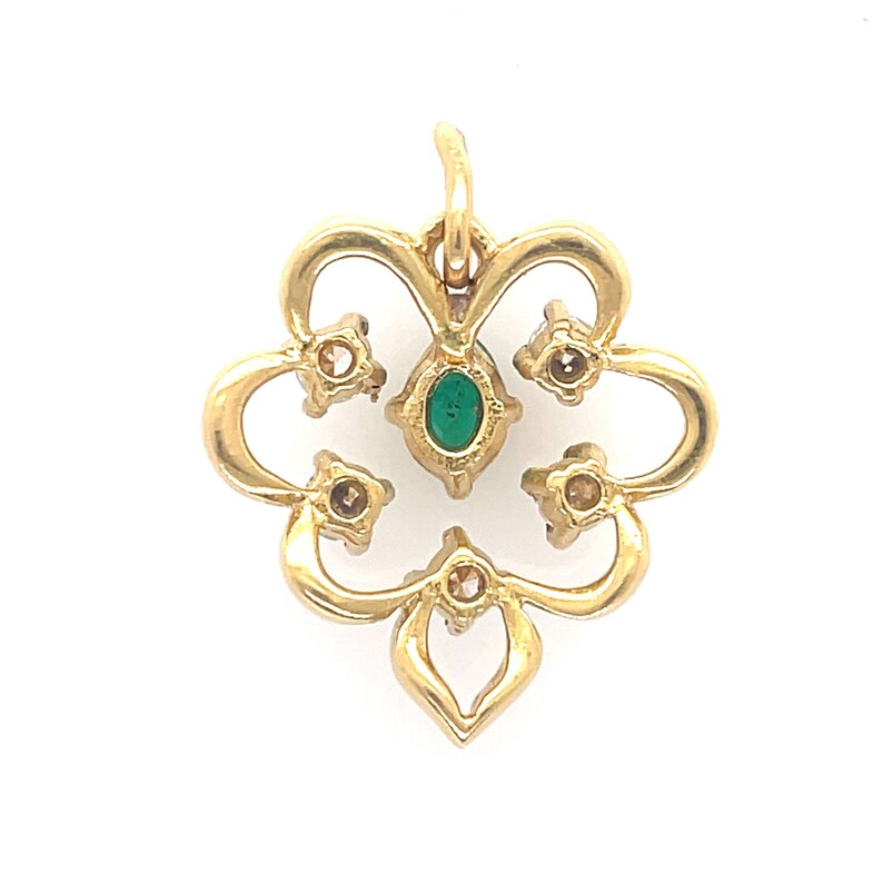 Puede incluir: Colgante dorado con dise&ntilde;o floral calado. Presenta una piedra verde ovalada central y piedras redondas marr&oacute;n claro m&aacute;s peque&ntilde;as. El colgante est&aacute; suspendido de un peque&ntilde;o lazo en la parte superior.