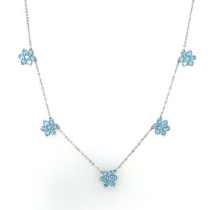 Delicata collana con fiore di topazio blu, pendente da 2,5 ct, catena in oro bianco 18k, regalo unico per la fidanzata, qualcosa di blu, regalo di gioielli di proprietà