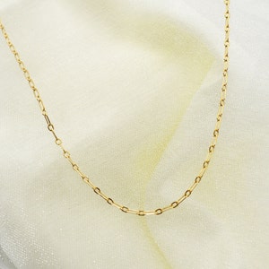 Kurze Halskette, Halsband, ausgefallene Kette, minimalistischer Stil, vergoldetes Messing mit Feingold, Geschenk für Sie