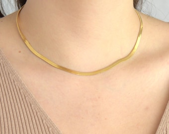 Collier acier inoxydable doré , collier ras de cou, chaîne maille fine et plate serpentine , collier femme minimaliste    , cadeau pour elle