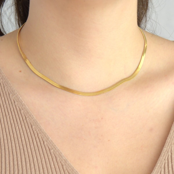 Collier acier inoxydable doré , collier ras de cou, chaîne maille fine et plate serpentine , collier femme minimaliste    , cadeau pour elle