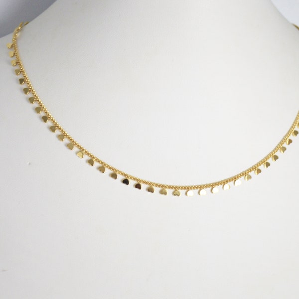 Collier court ,ras de cou, chaîne breloques cœurs style minimaliste  laiton doré à l 'or fin , cadeau pour elle