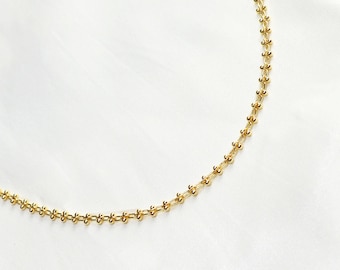 Kurze Halskette / Halsband / ausgefallene Kette im minimalistischen Stil aus vergoldetem Messing mit Feingold / Geschenk für Sie