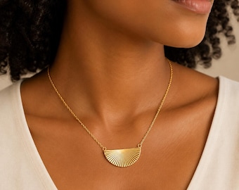 Collana medaglia mezzo cerchio striato in acciaio inox, regalo per lei