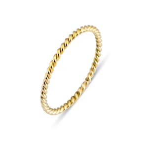 Op de afbeelding: Een dunne gouden ring met een gedraaid touwontwerp.