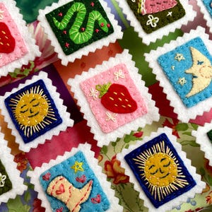 Alfileres de sellos postales de fieltro bordados a mano