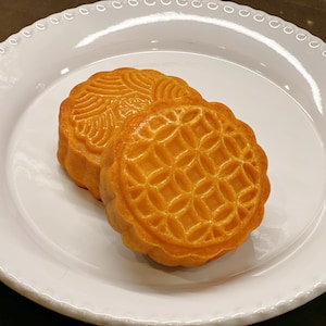 4pcs Fresh made Mooncake with coconut filling  360g (90g each) (over 35 dollar free shipping)