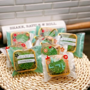 8pcs fresh made pandan coconut Mooncake best gift (over 35 dollar free shipping) image 1