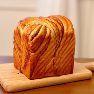Fresh made Maple syrup-flavored Danish pastry square loaf bread water cube rich and milky 1 pound (over 35 dollar free shipping)