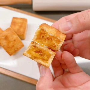8pcs Fresh Made Taiwan Style Pineapple Cake just pineapple in fillings gift set  (over 35 dollar free shipping)