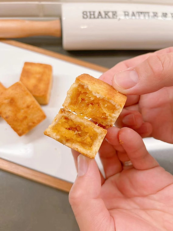 8pcs Fresh Made Taiwan Style Pineapple Cake just pineapple in fillings gift set  (over 35 dollar free shipping)