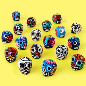 Alebrije mexicano de arcilla pintada, calavera de azúcar, decoración del Día de Muertos, muy pequeño, hecho en Oaxaca. SE VENDE POR UNIDAD.