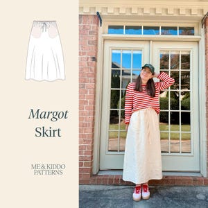 Puede incluir: Una falda larga de color blanco roto con cintura elástica de cordón y bolsillos laterales. El diseño gráfico muestra la Margot Skirt de Me & Kiddo Patterns, con un dibujo técnico de la prenda sobre un fondo claro.