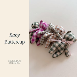 Puede incluir: Cinco osos de peluche pequeños hechos de tela de cuadros vichy en varios colores, incluyendo rosa, verde, marrón y beige. Los osos tienen rasgos faciales cosidos simples. Un oso tiene una cinta rosa claro atada al cuello. El texto dice Baby Buttercup ME & KIDDO PATTERNS.