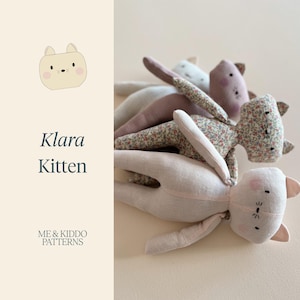 Op de afbeelding: Een verzameling zachte stoffen poppen in de vorm van kittens in diverse kleuren en patronen, waaronder een bloemenprint en effen lichtroze. De tekst Klara Kitten en ME & KIDDO PATTERNS staat links naast een eenvoudige lijntekening van een kat.