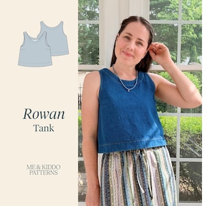 Peut inclure: Un débardeur en jean bleu avec une encolure ronde et un ourlet court. L'image comprend un dessin technique du débardeur, le texte Rowan Tank et le texte ME & KIDDO PATTERNS sur un fond beige clair.