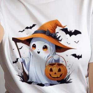 Pode incluir: Um fantasma branco usando um chapéu de bruxa e segurando um balde de abóbora. O fantasma tem olhos grandes e redondos e um sorriso amigável. Há morcegos voando ao redor do fantasma.