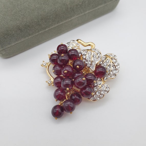 Nolan miller brooch online