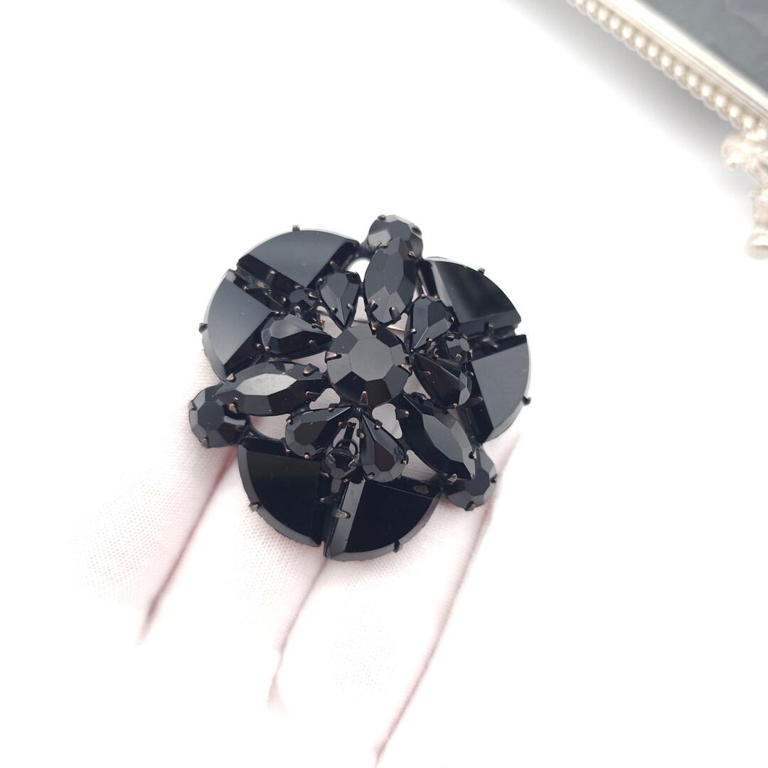 ヴィンテージ リージェンシー サイン入り ジェット ブラック ブローチ