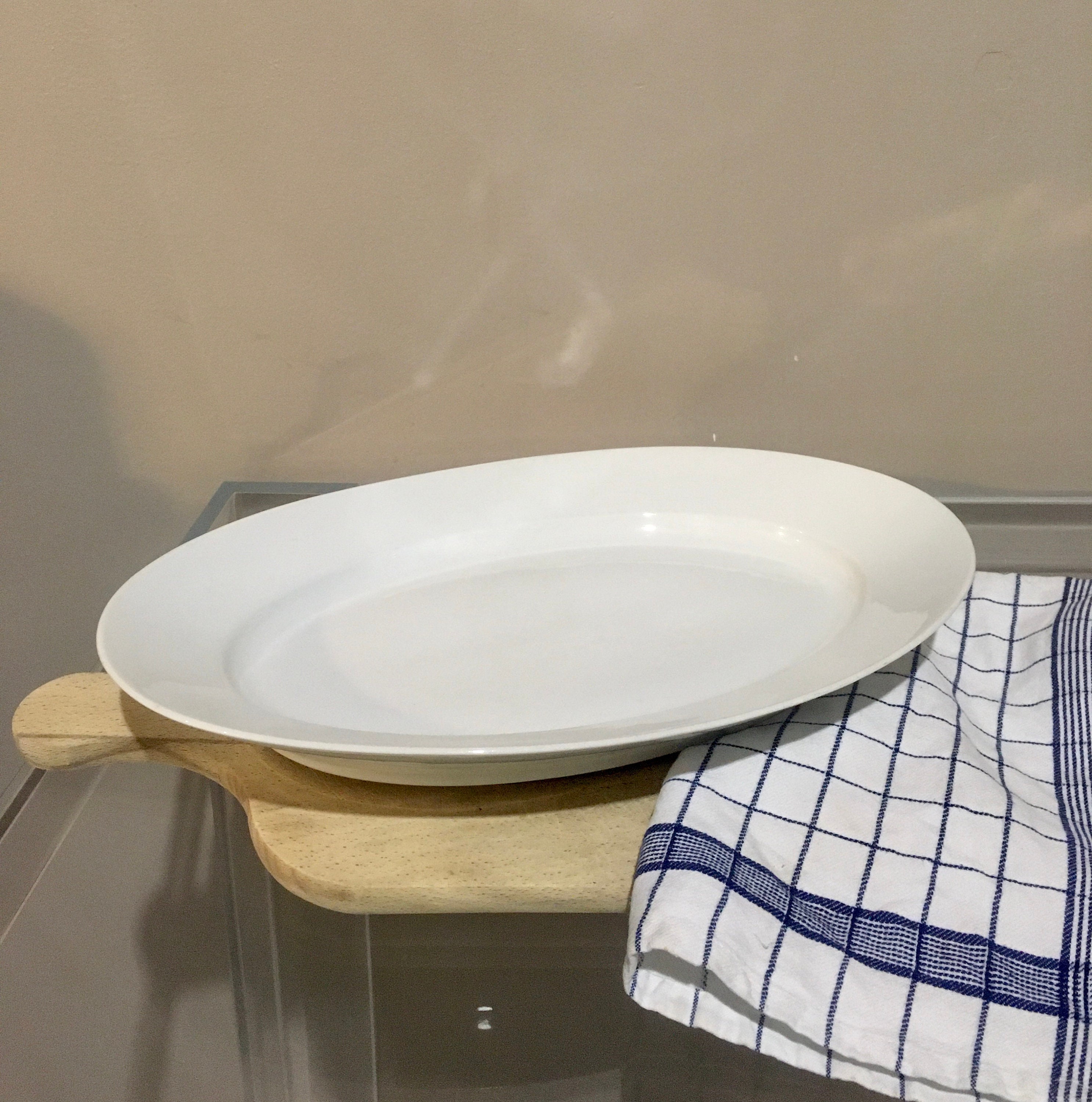 Très Grand Plat Ancien en Lourde Porcelaine Blanche Français