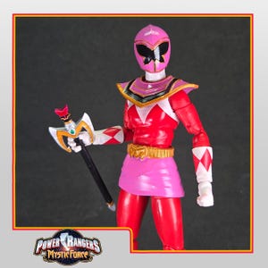 Puede incluir: Figura de acción de Power Rangers Mystic Force con uniforme rosa y rojo y casco a juego. La figura sostiene un arma blanca y dorada con un mango negro. La figura tiene un cinturón dorado y detalles blancos.