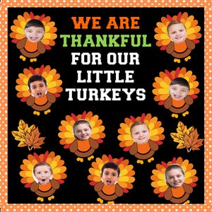 Może przedstawiać: Czarna tablica z pomarańczowymi kropkami wokół krawędzi. Tekst "We are thankful for our little turkeys" jest napisany białymi literami. Jest osiem obrazów twarzy dzieci w wycięciach indyków z pomarańczowymi, żółtymi i brązowymi piórami.