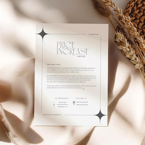 Peut inclure: Un document blanc avec le texte « PRICE INCREASE NOTICE » dans une police élégante. Le document comprend un message aux clients, des coordonnées et des motifs d'étoiles décoratives. Le fond présente un dessous de plat tissé et des plantes séchées.