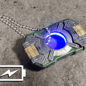 Handbemalte, von Halo inspirierte KI Daten Chip Leuchtrequisite