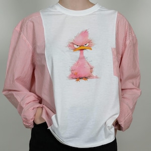 Geüpcycled Angry Bird-patchworkshirt – roze gestreept shirt – edgy cartoon graphic T-shirt – uniseks statement blouse – speelse grunge – maat XS–M